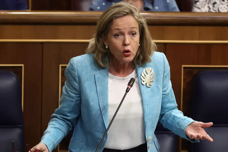 <p> Archivo - La vicepresidenta primera del Gobierno, Nadia Calvi&ntilde;o, interviene en una sesi&oacute;n de control, en el Congreso - Eduardo Parra - Europa Press - Archivo </p>