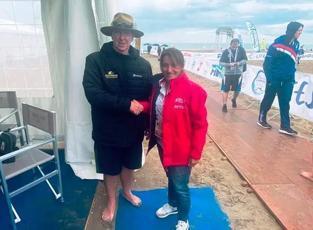 <p> La presidenta espa&ntilde;ola y el representa australiano se saludan al acabar el encuentro </p>