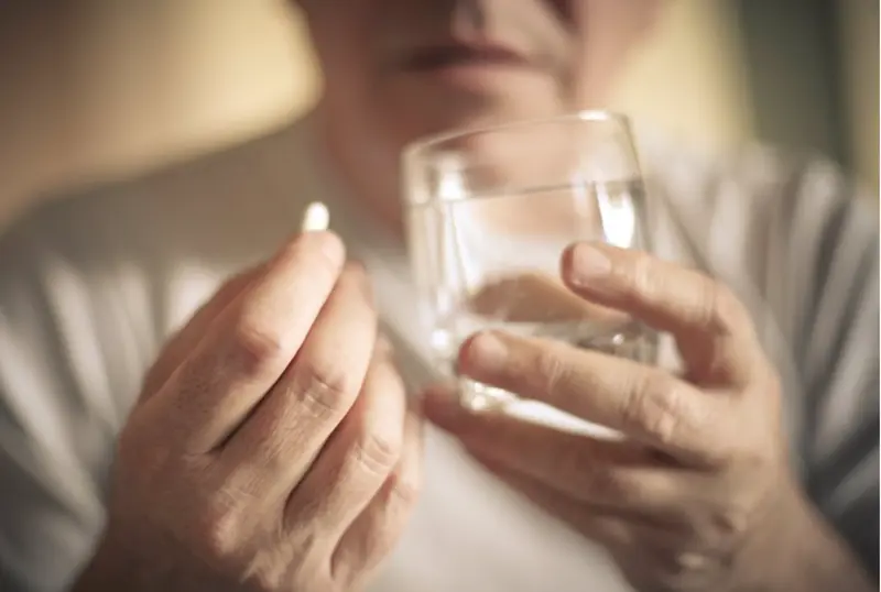 <p> Archivo - Pastilla, f&aacute;rmaco, anciano, persona mayor. - MLADEN ZIVKOVIC/ ISTOK - Archivo </p>