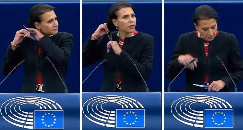 <p> Momento en el que la eurodiputada por Suecia se corta el pelo en la Euroc&aacute;mara </p>