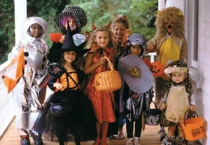<p> Ni&ntilde;os con disfraces de Halloween. / Foto: descargaimagenes.info </p>