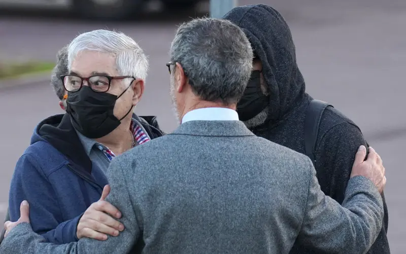 <p> El maquinista del tren Francisco Garz&oacute;n (1i) a su llegada para declarar en la segunda jornada del juicio por el accidente ferroviario de Alvia, en la Cidade de la Cultura de Santiago de Compostela, a 6 de octubre de 2022, en Santiago de Compostela, A Coru - &Aacute;lvaro Ballesteros - Europa Press </p>