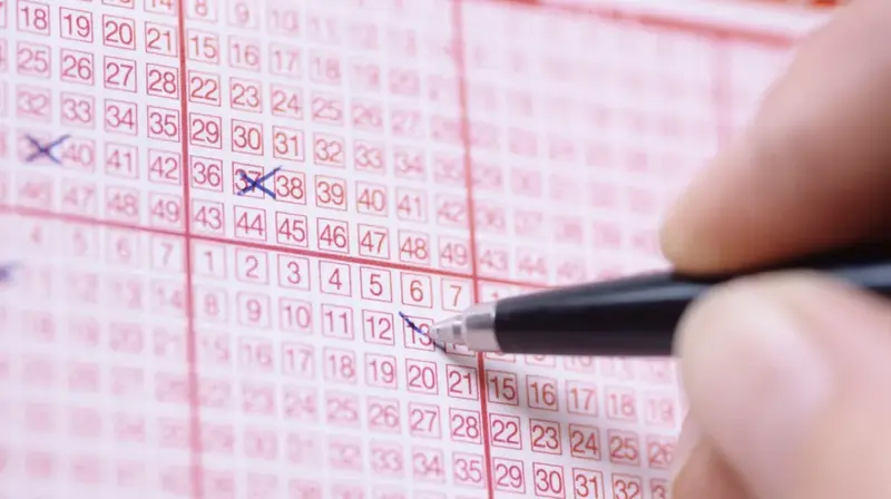 <p> Persona jugando a un juego de la Loter&iacute;a </p>