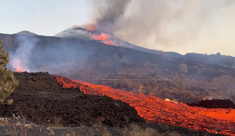 <p> Colada de lava en la isla de La Palma, imagen de archivo </p>