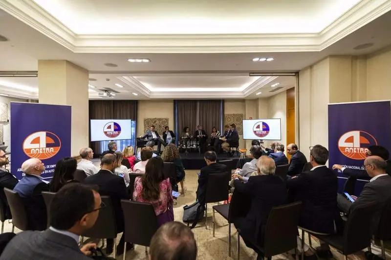 <p> La Asociaci&oacute;n Nacional de Empresarios de Transportes en Autocares (ANETRA) organiza una mesa redonda con los portavoces de la Comisi&oacute;n de Transportes del Congreso </p>