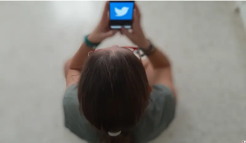 <p> Una adolescente revisa un tel&eacute;fono m&oacute;vil. </p>