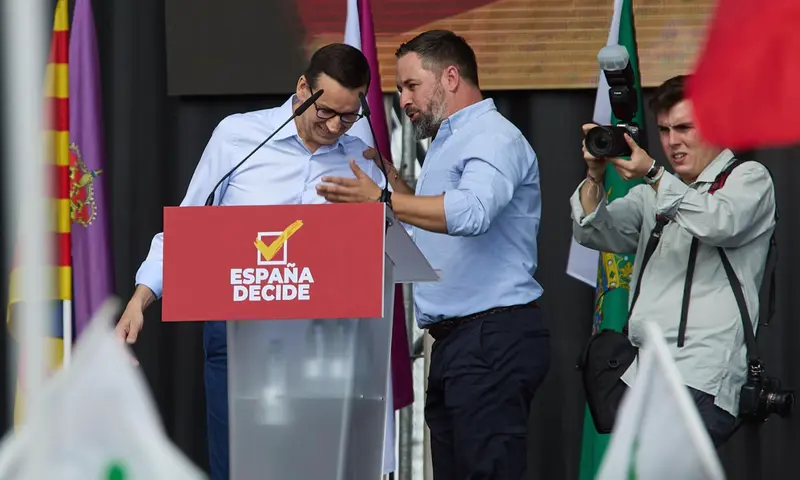 <p> El l&iacute;der nacional de Vox, Santiago Abascal, conversa con el primer ministro de Polonia, Mateusz Morawiecki (i), que participa en el evento 'Viva 22' a 9 de octubre de 2022, en Madrid (Espa&ntilde;a). - Jes&uacute;s Hell&iacute;n - Europa Press </p>