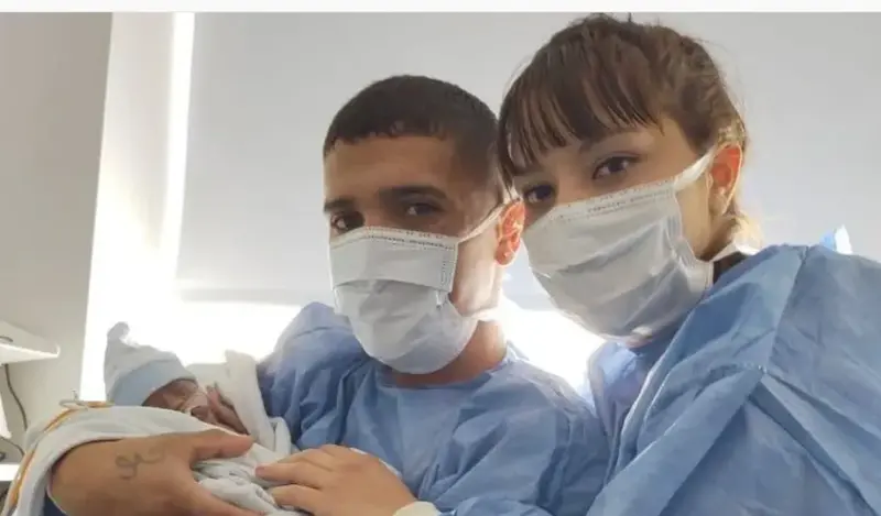 <p> Ian junto a sus padres </p>