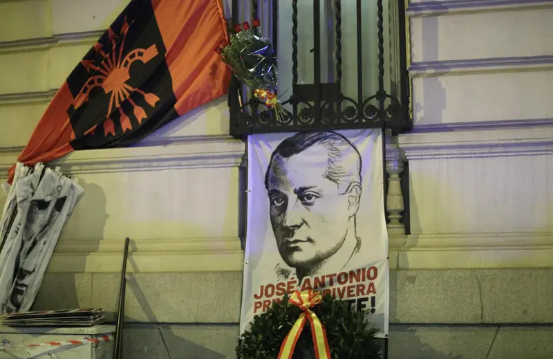 <p> Archivo - Un retrato de Jos&eacute; Antonio Primo de Rivera durante una manifestaci&oacute;n por el aniversario de su muerte - Isabel Infantes - Europa Press - Archivo </p>