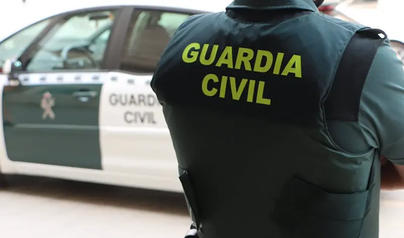 <p> Archivo - Un agente de la Guardia Civil, de espaldas, junto a un veh&iacute;culo oficial - GUARDIA CIVIL - Archivo </p>