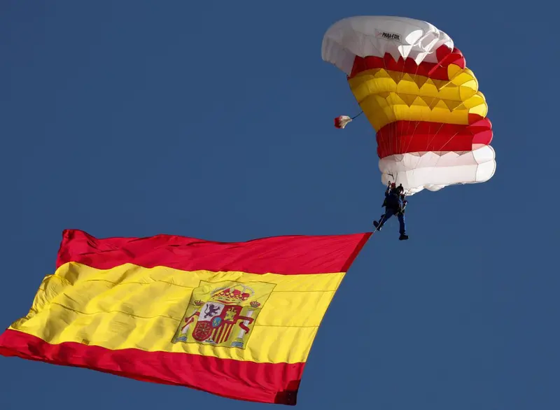 <p> La bandera de Espa&ntilde;a con uno de los miembros de la patrulla paraca&iacute;dista del Ej&eacute;rcito del Aire, durante el acto solemne de homenaje a la bandera nacional y desfile militar en el D&iacute;a de la Hispanidad, a 12 de octubre de 2022, en Madrid (Espa&ntilde;a) - Eduardo Parra - Europa PressLa bandera de Espa&ntilde;a con uno de los miembros de la patrulla paraca&iacute;dista del Ej&eacute;rcito del Aire, durante el acto solemne de homenaje a la bandera nacional y desfile militar en el D&iacute;a de la Hispanidad, a 12 de octubre de 2022, en Madrid (Espa&ntilde;a) - Eduardo Parra - Europa Press </p>