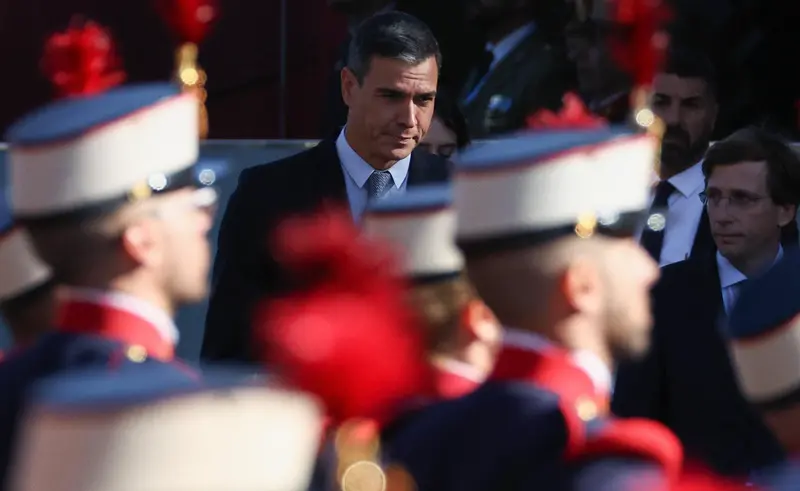 <p> El presidente del Gobierno, Pedro S&aacute;nchez, durante el acto solemne de homenaje a la bandera nacional y desfile militar en el D&iacute;a de la Hispanidad, a 12 de octubre de 2022, en Madrid (Espa&ntilde;a). - Eduardo Parra - Europa Press </p>