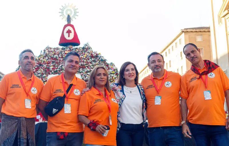 <p> La vicealcaldesa y consejera municipal de Cultura y Proyecci&oacute;n Exterior, Sara Fern&aacute;ndez, con trabajadores de la Ofrenda de Flores - DANI MARCOS </p>