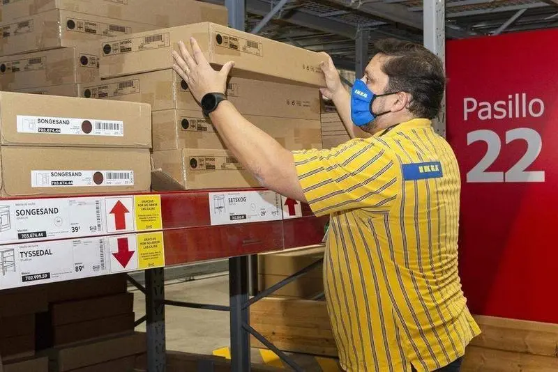 <p> Imagen de archivo de un trabajador de Ikea - IKEA - Archivo </p>