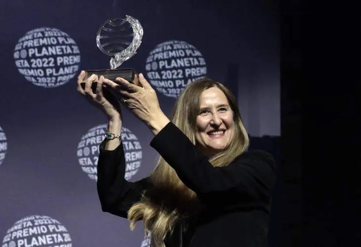 <p> Luz Gab&aacute;s recibiendo el Premio Planeta 2022 </p>