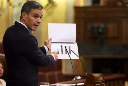 <p> Pedro S&aacute;nchez con un gr&aacute;fico de la evoluci&oacute;n del precio de las facturas energ&eacute;ticas </p>