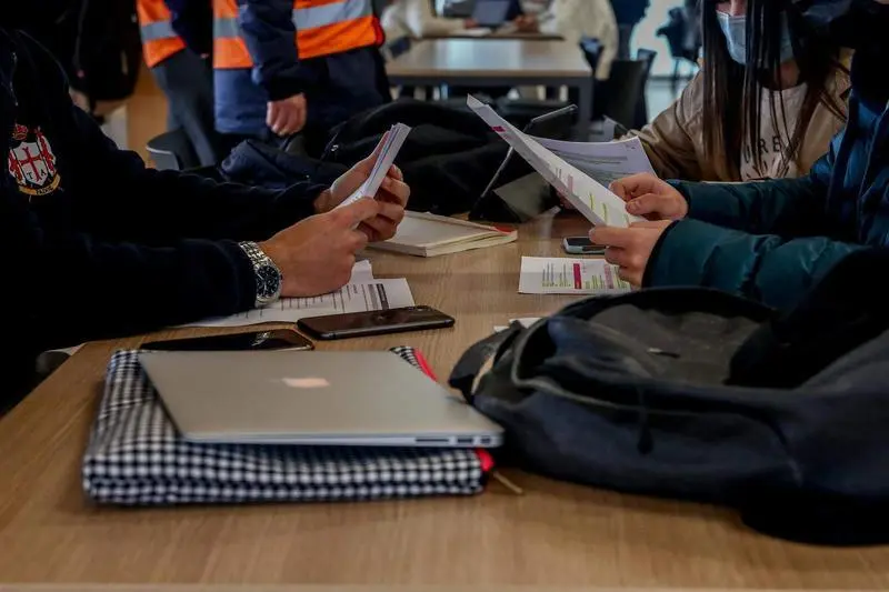 <p> Varios alumnos estudian en una sala de estudio </p>