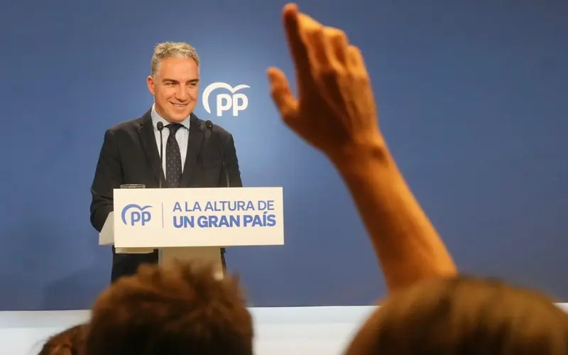 <p> El coordinador general del PP, El&iacute;as Bendodo, ofrece una rueda de prensa en la sede del PP. - DAVID MUDARRA (PP) </p>