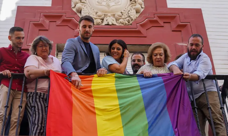 <p> Archivo - La vicesecretaria general del PSOE de Andaluc&iacute;a, &Aacute;ngeles F&eacute;rriz, participa en el acto LGTBI organizado en la sede socialista junto al secretario LGTBI del PSOE-A, Manolo Rosado y el secretario LGTBI del PSOE, V&iacute;ctor Guti&eacute;rrez a 06 de junio 2022 - Eduardo Briones - Europa Press - Archivo </p>