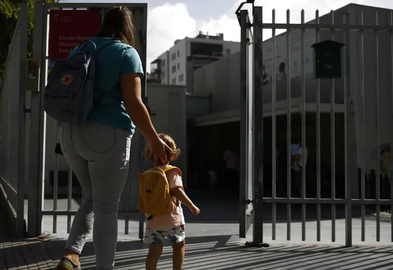 <p> Archivo - Una madre lleva a su hijo a la guarder&iacute;a. - Kike Rinc&oacute;n - Europa Press - Archivo </p>