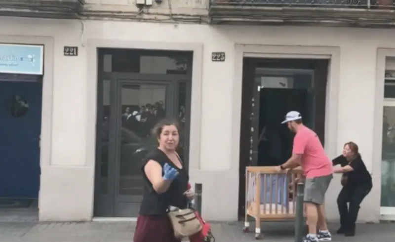 <p> Pareja de Bristol salvando beb&eacute;s de una guarder&iacute;a en un edificio en llamas en Barcelona </p>