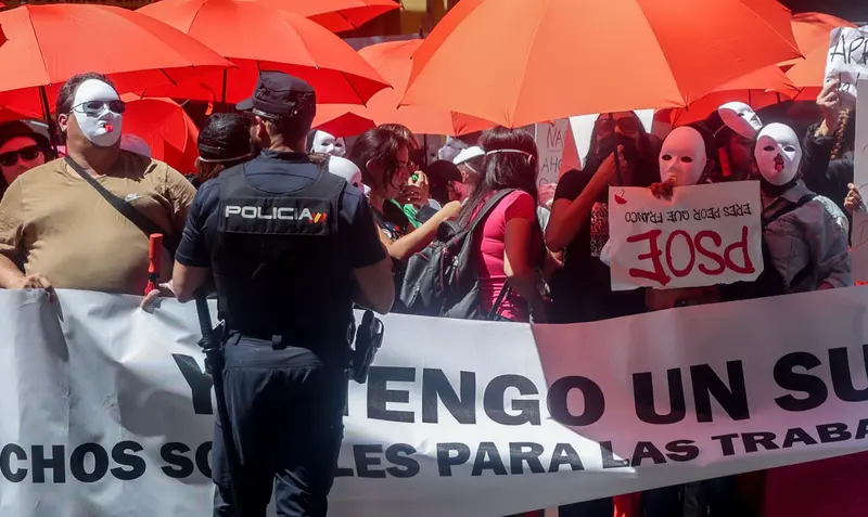 <p> Archivo - Protestas contra la abolicion de la prostituci&oacute;n ante la sede del PSOE - Ricardo Rubio - Europa Press - Archivo </p>