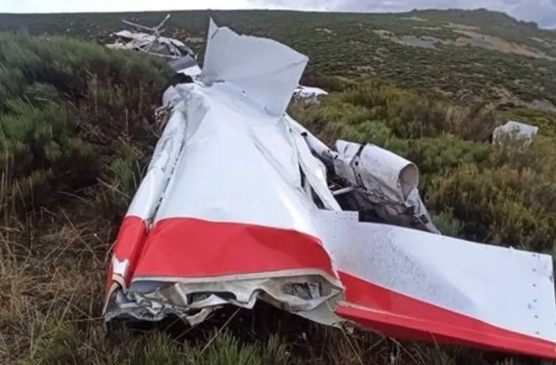 <p> Imagen del avi&oacute;n siniestrado en Porto, Zamora. - 112 </p>