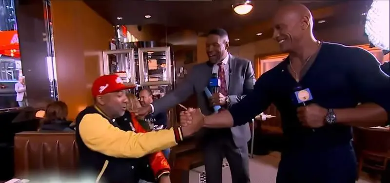 <p> Dwayne "The Rock" Johnson soprendiendo a Yuri Williams </p>