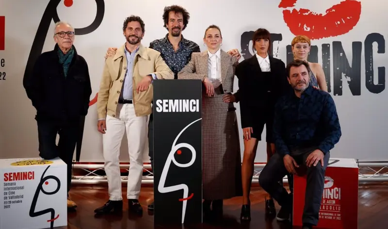 <p> De izda a dcha: Juan Jos&eacute; Mill&aacute;s, Paco Le&oacute;n, F&eacute;lix Viscarret, Leonor Watling, Susana Abaitua, Alex Brendem&uuml;hl y Mar&iacute;a Romanillos durante la presentaci&oacute;n en Seminci de 'No mires a los ojos'. - SEMINCI </p>