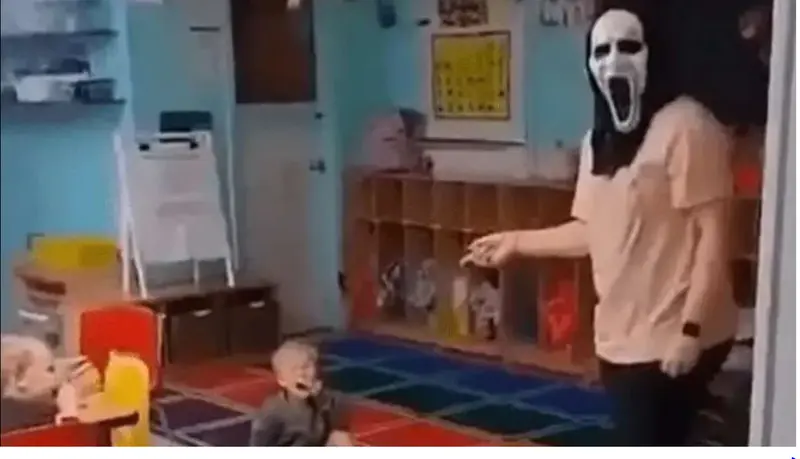 <p> Profesora asustando a los ni&ntilde;os con la m&aacute;scara de Scream </p>