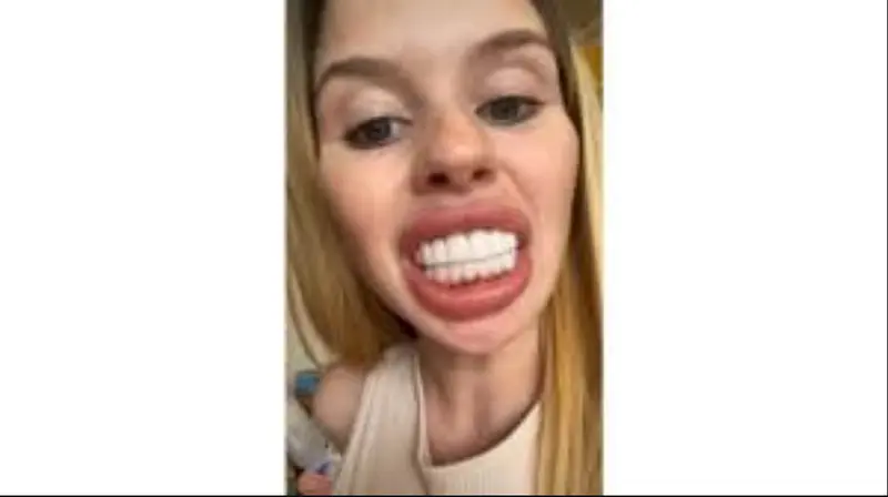 <p> La sonrisa "de caballo" de la joven brit&aacute;nica </p>