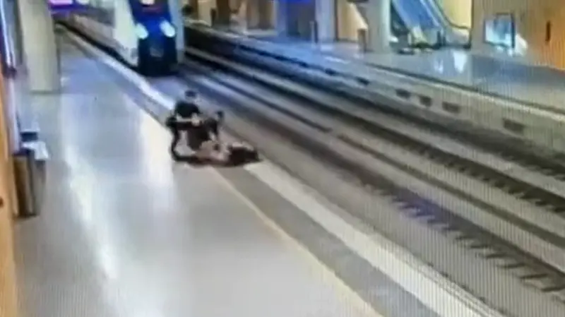 <p> Los polic&iacute;as junto a la mujer salvada </p>