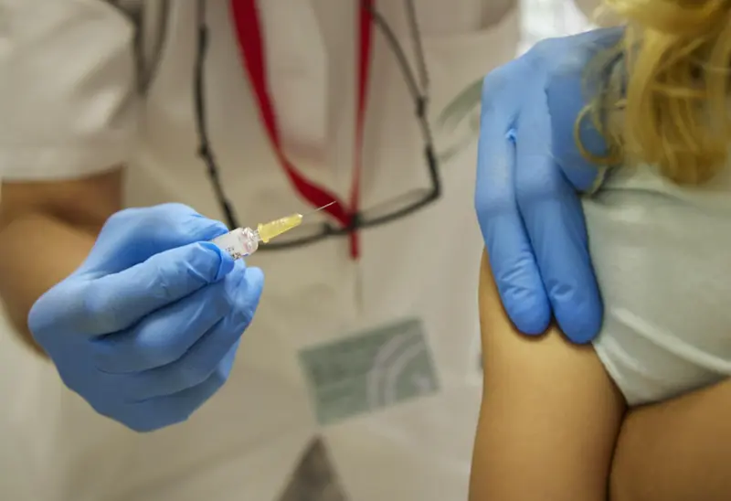 <p> Detalle de la jeringa donde le van a inyectar la vacuna de la gripe durante la vacunaci&oacute;n a menores de 5 a&ntilde;os de la gripe, a 17 de octubre de 2022 en Sevilla (Andaluc&iacute;a, Espa&ntilde;a). - Joaquin Corchero - Europa Press </p>