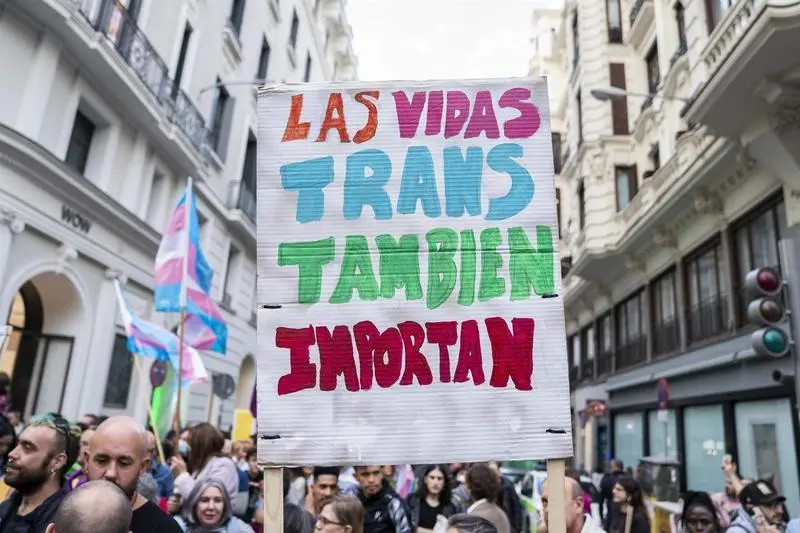 <p> Una pancarta en una manifestaci&oacute;n en contra del atraso del PSOE en la tramitaci&oacute;n de la Ley Trans </p>