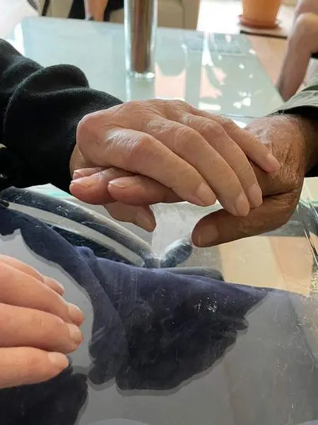 <p> Foto dia dca manos familiar y paciente </p>