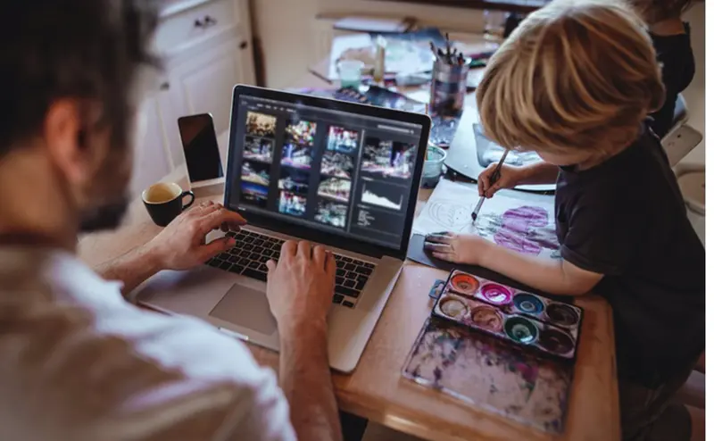 <p> Archivo - Pintura, familia, imagen, fotos, ordenador, cuadros - HALFPOINT/ ISTOCK - Archivo </p>