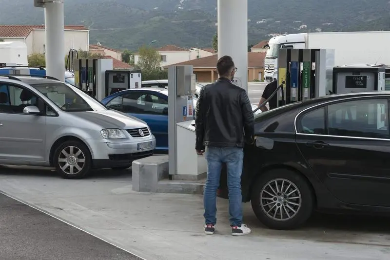 <p> Un hombre resposta su veh&iacute;culo en una gasolinera de El Boulou </p>