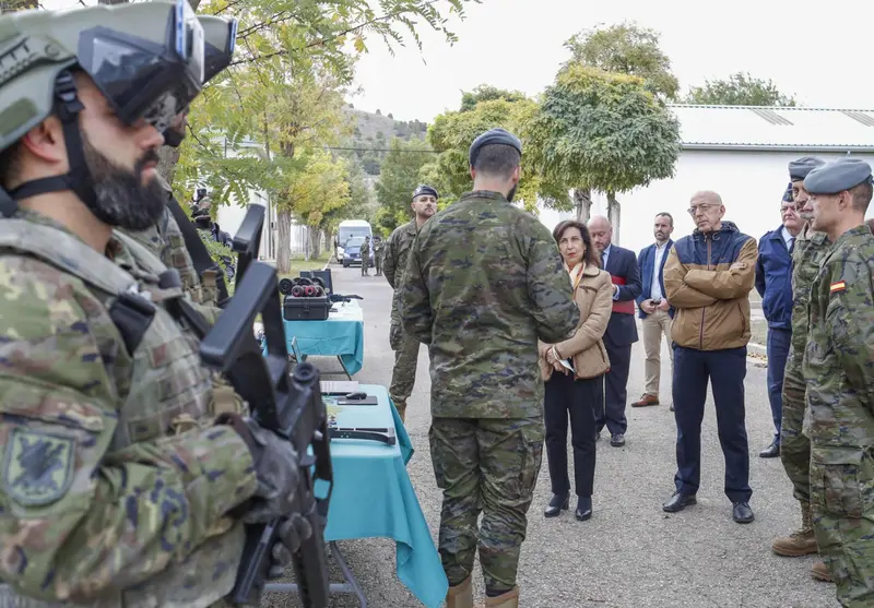 <p> La ministra de Defensa, Margarita Robles, en una visita la Base Militar "El Empecinado" ( Santovenia de Pisuerga- Valladolid) - MARCO ROMERO/MDE </p>