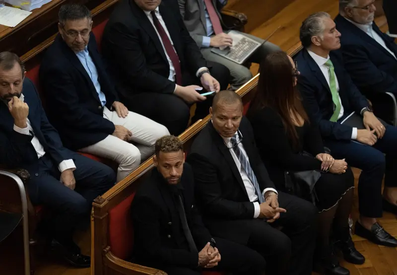 <p> En la segunda fila, el expresidente del FB Barcelona, Sandro Rosell (1i) y en la primera fila, el delantero del Paris Saint-Germain Neymar Da Silva (1i) durante el juicio por el &lsquo;caso Neymar 2&rsquo;, en la Audiencia de Barcelona, a 17 de octubre de 2022. - David Zorrakino - Europa Press </p>