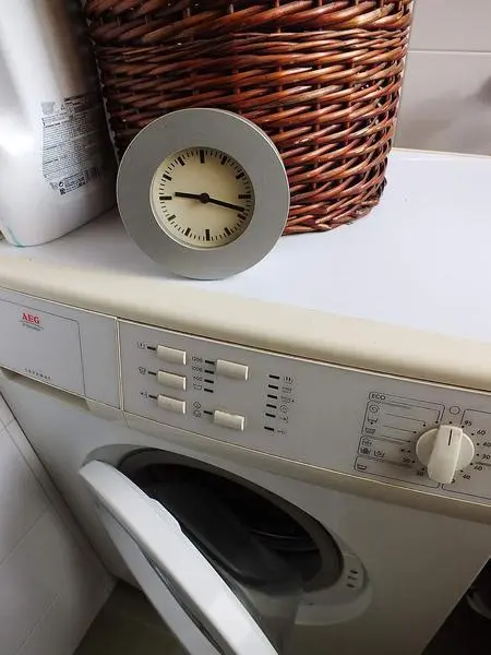 <p> Electrodom&eacute;stico y reloj </p>