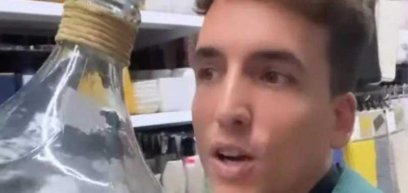 <p> Xuso Jones justo antes de quedarse encerrado en el bazar chino </p>