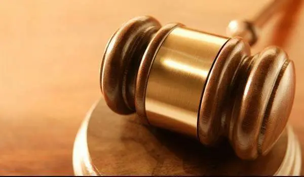 <p> A nivel regional, la Administraci&oacute;n auton&oacute;mica ha sufragado a los consejos andaluces de colegios de abogados y procuradores un total de 23,7 millones de euros. </p>