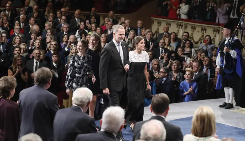 <p> Los Reyes, Felipe VI y Letizia; la Princesa de Asturias Do&ntilde;a Leonor y la Infanta Do&ntilde;a Sof&iacute;a, a su llegada a la 42&ordf; edici&oacute;n de la entrega de los &lsquo;Premios Princesa de Asturias 2022&rsquo;, en el Teatro Campoamor - Jorge Peteiro - Europa Press </p>