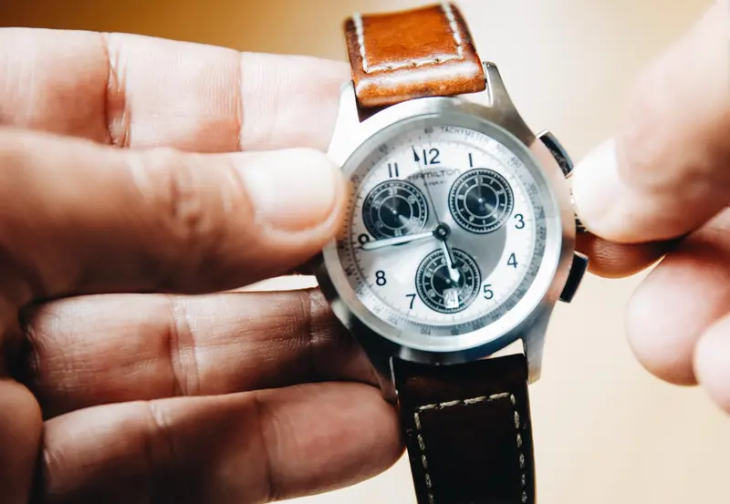 <p> Archivo - Una persona cambia la hora con las manecillas de reloj, a 24 de marzo de 2022, en Madrid (Espa&ntilde;a). En la madrugada del s&aacute;bado 26 de marzo al domingo 27, las 02.00 horas ser&aacute;n las 03.00 horas. Desde hace 82 a&ntilde;os, con la llegada de la primavera, e - Carlos Luj&aacute;n - Europa Press - Archivo </p>