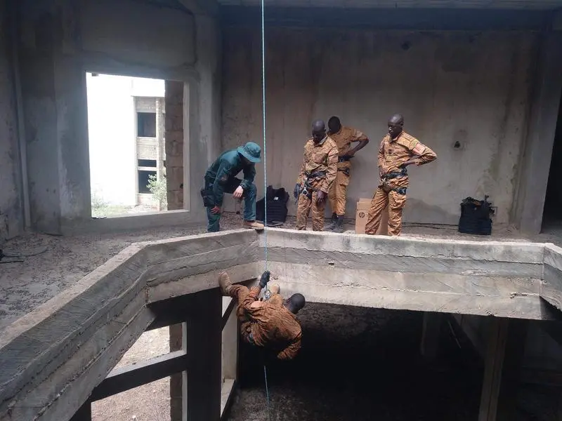 <p> Agentes de la Guardia Civil participan en el proceso de formaci&oacute;n de gendarmes dentro del proyecto europeo GAR-SI Sahel </p>