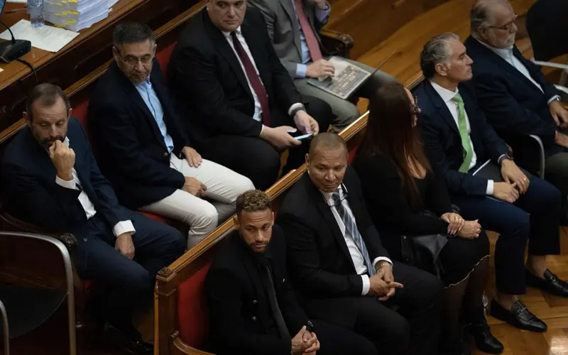 <p> En la segunda fila, el expresidente del FB Barcelona, Sandro Rosell (1i) y en la primera fila, el delantero del Paris Saint-Germain Neymar Da Silva (1i) durante el juicio por el &lsquo;caso Neymar 2&rsquo;, en la Audiencia de Barcelona, a 17 de octubre de 2022. - David Zorrakino - Europa Press </p>