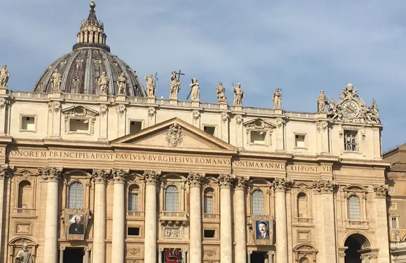 <p> Tapices desplegados en la Plaza de San Pedro - EUROPA PRESS </p>