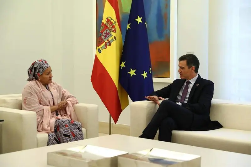<p> El presidente del Gobierno, Pedro S&aacute;nchez, con la vicesecretaria general de Naciones Unidas, Amina Mohamed </p>
