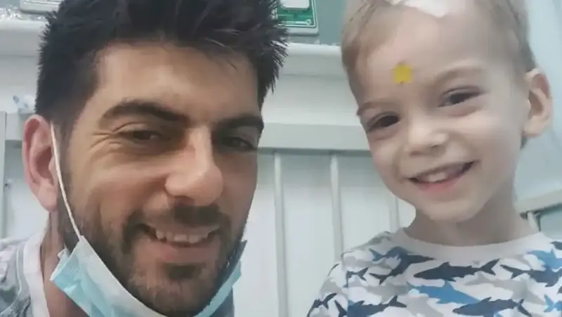 <p> El peque&ntilde;o &Oacute;liver junto a su padre </p>