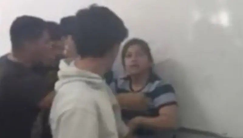 <p> Captura del v&iacute;deo donde la madre se enfrenta a los alumnos en la clase </p>